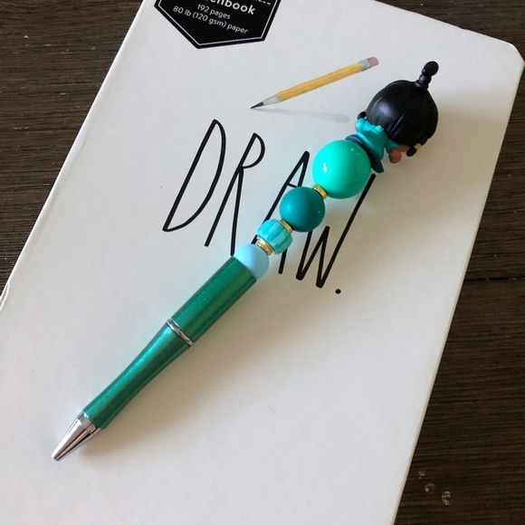 Disney Doorables: Raya & the Last Dragon: Raya handmade beaded pen - Picture 3 of 3